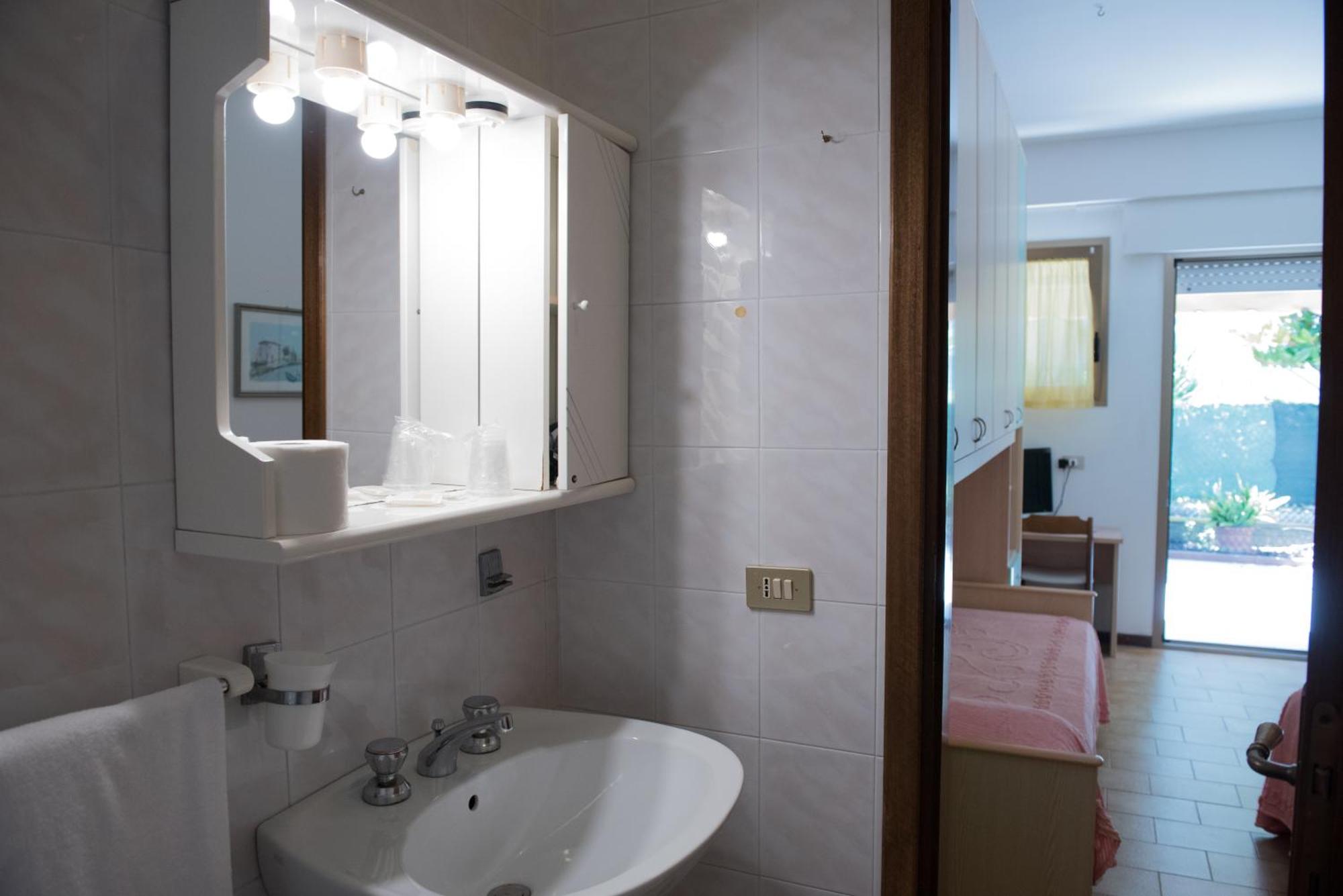 Economy Twin Room,411693783:JPEG